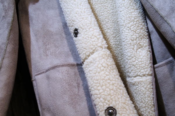 フェリシモ　リブ イン コンフォート　軽やかに着られてしっかり暖か リバーシブルムートン風コート