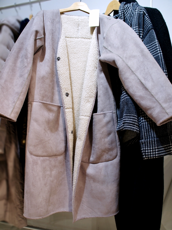 フェリシモ　リブ イン コンフォート　軽やかに着られてしっかり暖か リバーシブルムートン風コート